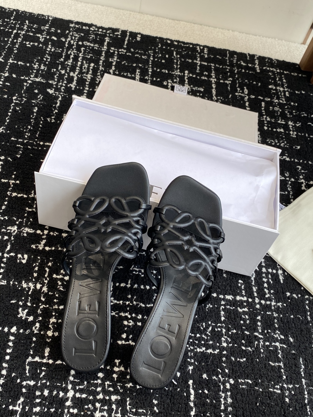 代购级
LOEWE 罗意威 25ss 春夏新品 拖鞋 疯狂种草简约设计感觉更干净优雅

让你念念不忘 颜