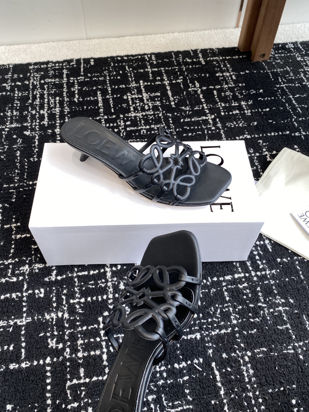 代购级
LOEWE 罗意威 25ss 春夏新品 拖鞋 疯狂种草简约设计感觉更干净优雅

让你念念不忘 颜
