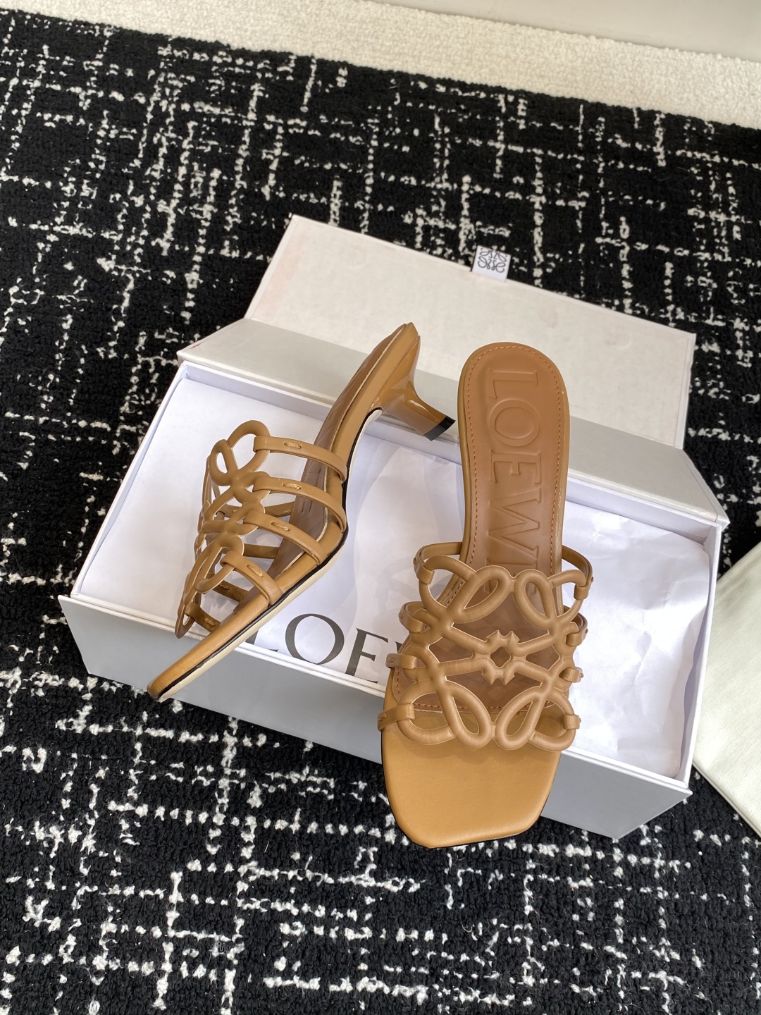 代购级
LOEWE 罗意威 25ss 春夏新品 拖鞋 疯狂种草简约设计感觉更干净优雅

让你念念不忘 颜
