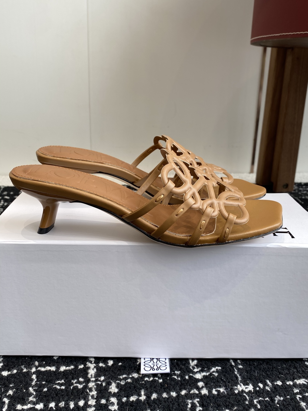代购级
LOEWE 罗意威 25ss 春夏新品 拖鞋 疯狂种草简约设计感觉更干净优雅

让你念念不忘 颜