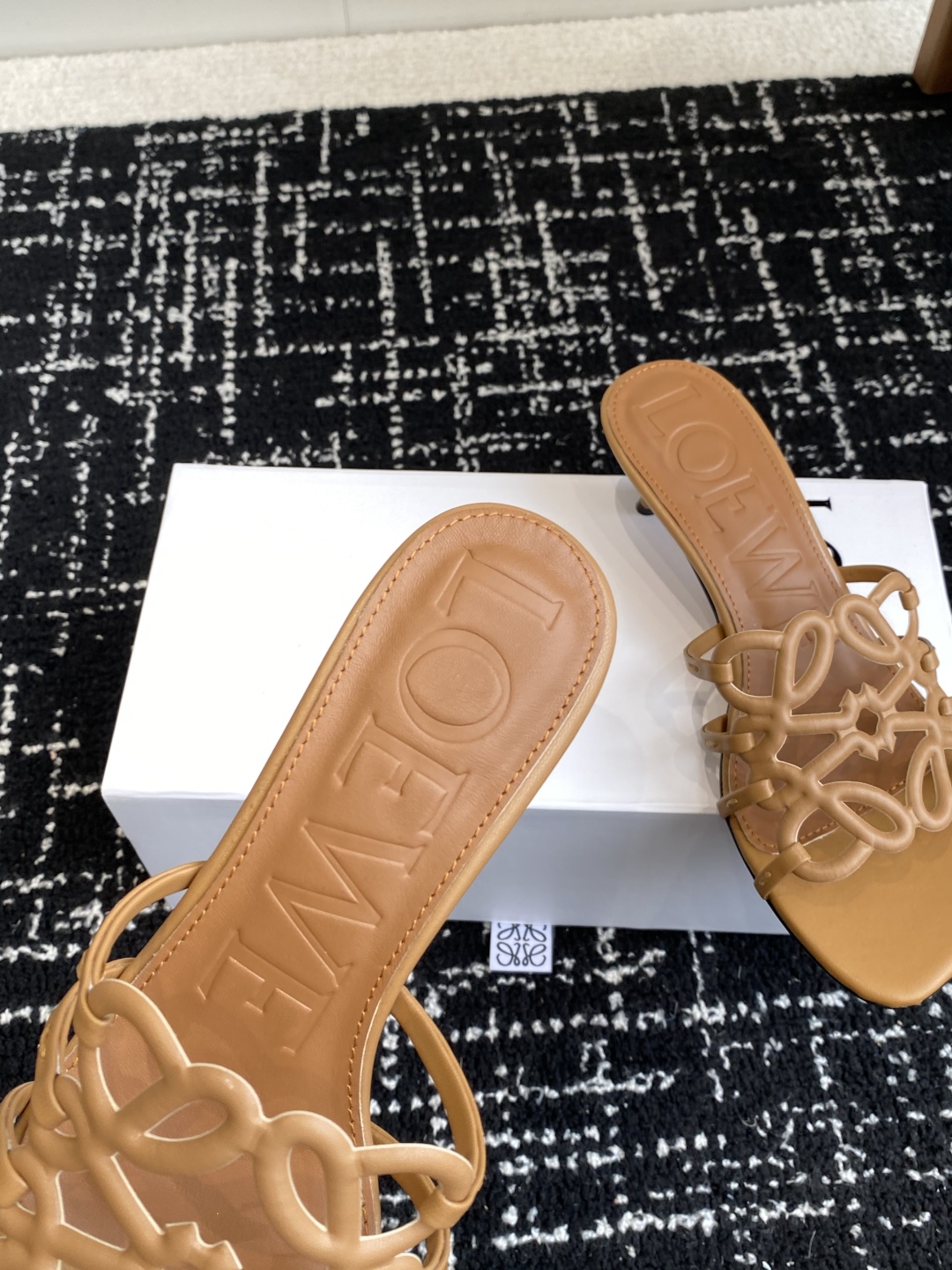 代购级
LOEWE 罗意威 25ss 春夏新品 拖鞋 疯狂种草简约设计感觉更干净优雅

让你念念不忘 颜