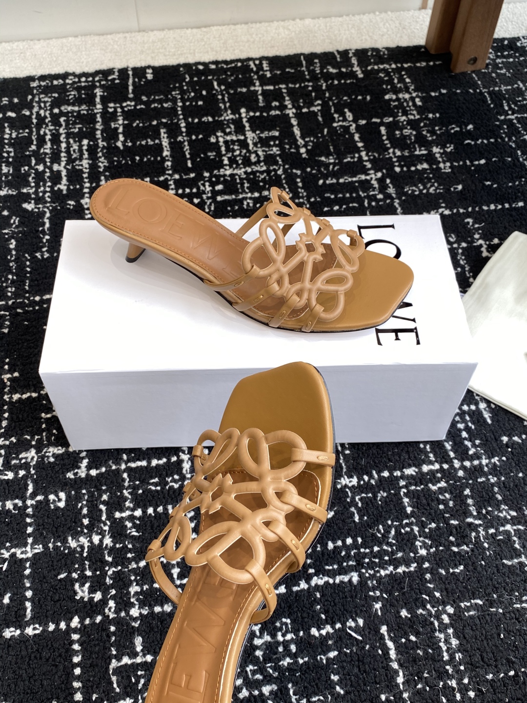 代购级
LOEWE 罗意威 25ss 春夏新品 拖鞋 疯狂种草简约设计感觉更干净优雅

让你念念不忘 颜