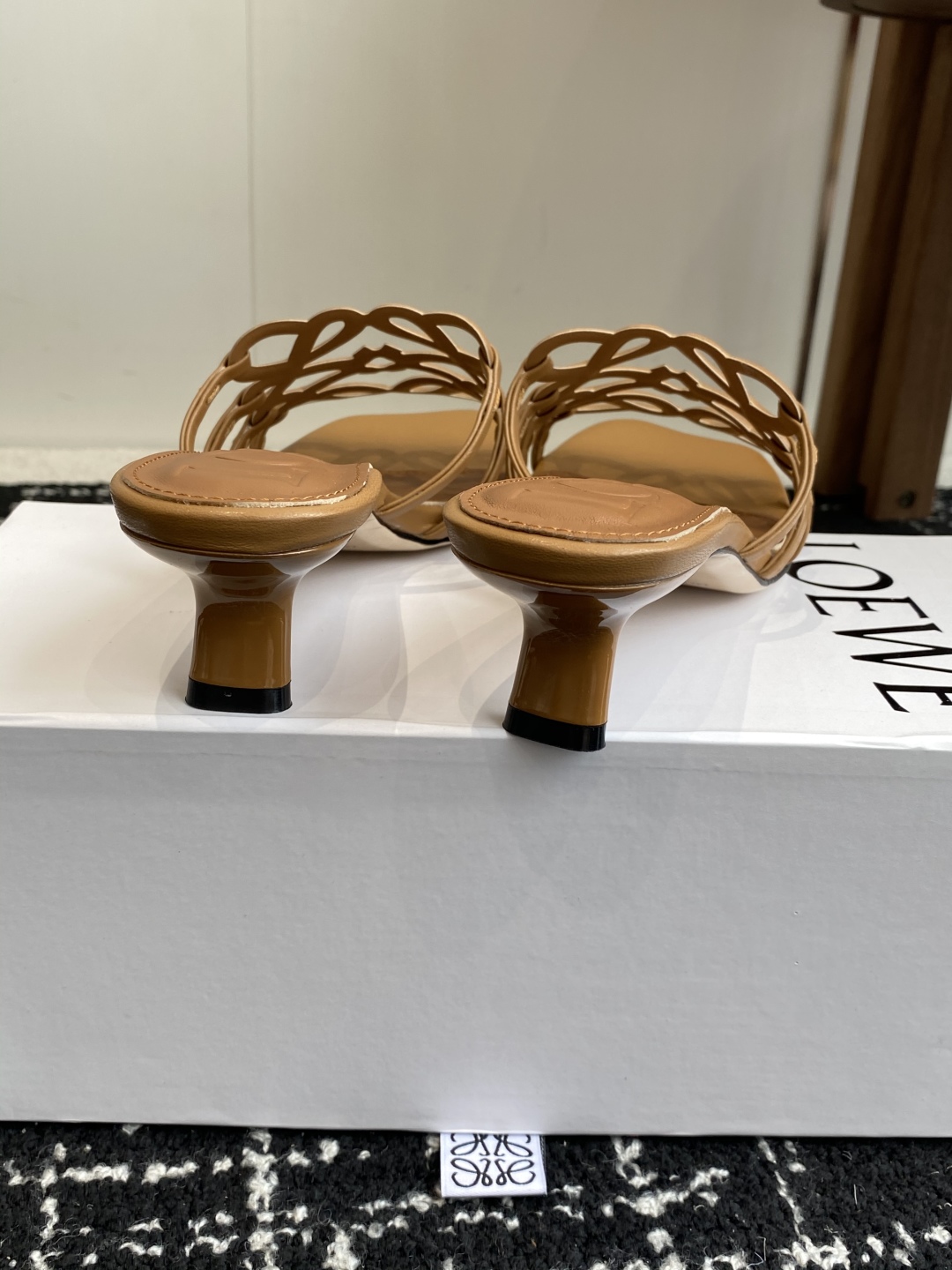代购级
LOEWE 罗意威 25ss 春夏新品 拖鞋 疯狂种草简约设计感觉更干净优雅

让你念念不忘 颜