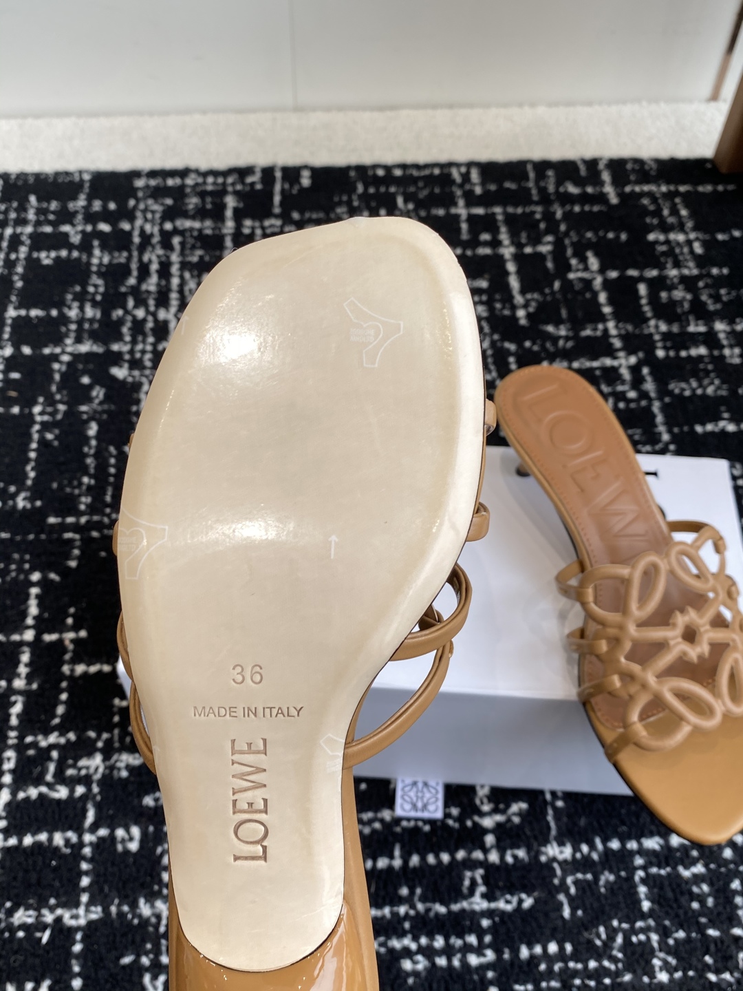 代购级
LOEWE 罗意威 25ss 春夏新品 拖鞋 疯狂种草简约设计感觉更干净优雅

让你念念不忘 颜