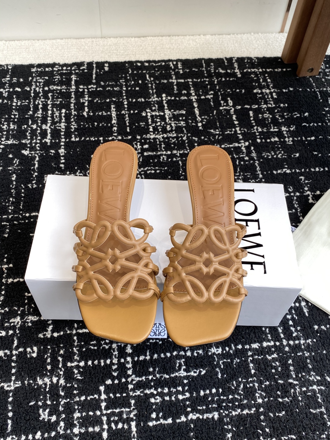 代购级
LOEWE 罗意威 25ss 春夏新品 拖鞋 疯狂种草简约设计感觉更干净优雅

让你念念不忘 颜