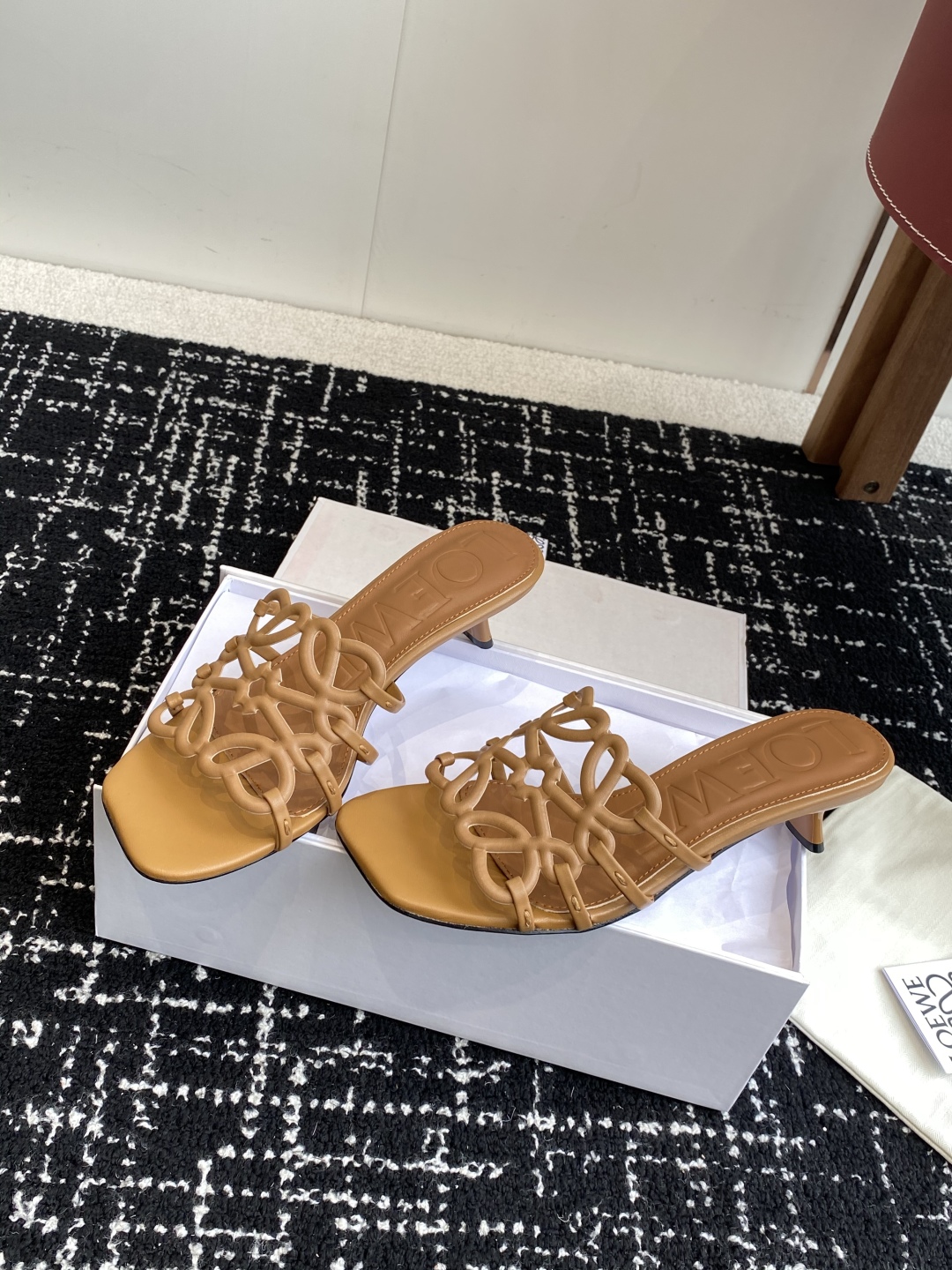 代购级
LOEWE 罗意威 25ss 春夏新品 拖鞋 疯狂种草简约设计感觉更干净优雅

让你念念不忘 颜