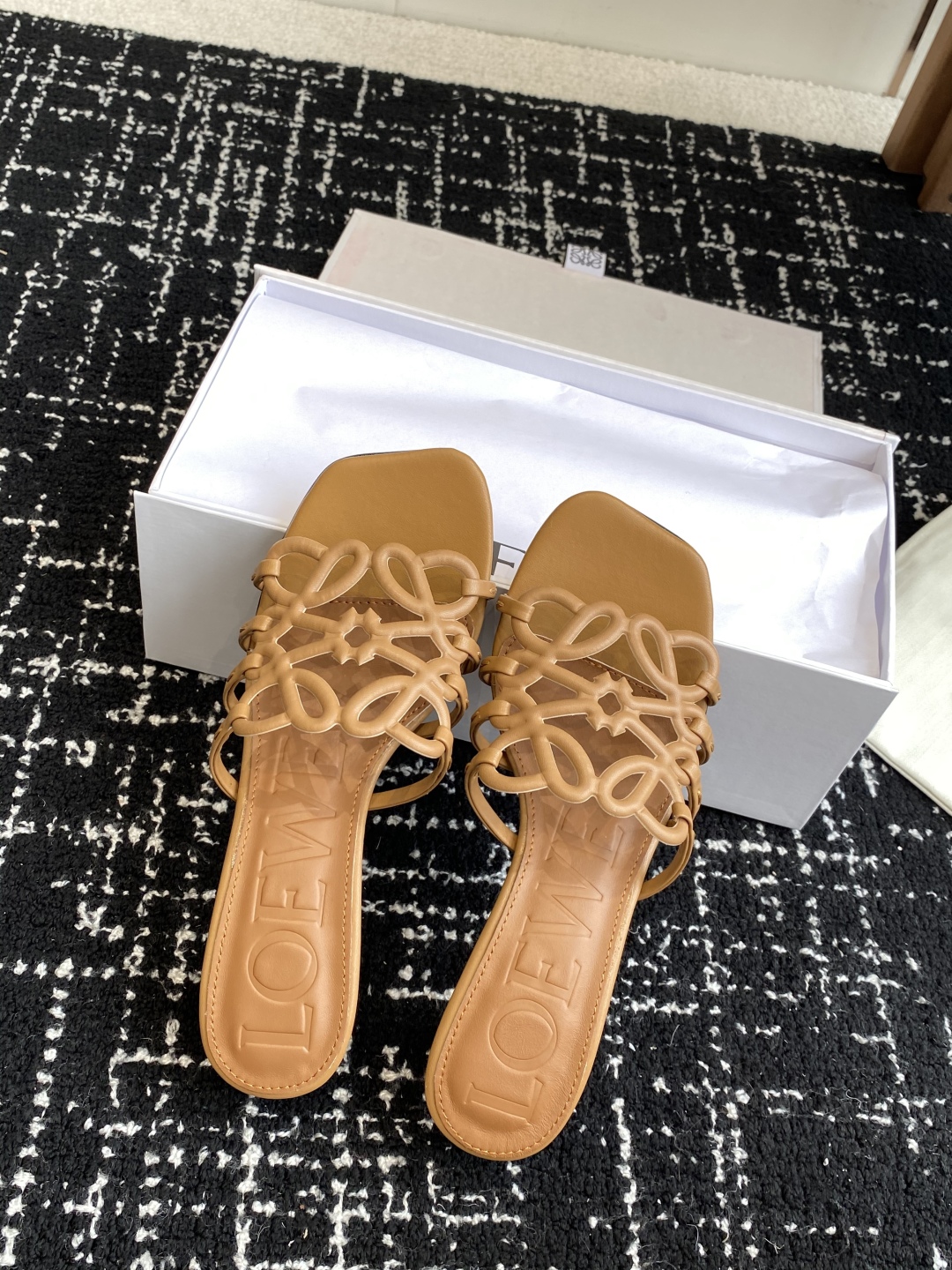 代购级
LOEWE 罗意威 25ss 春夏新品 拖鞋 疯狂种草简约设计感觉更干净优雅

让你念念不忘 颜