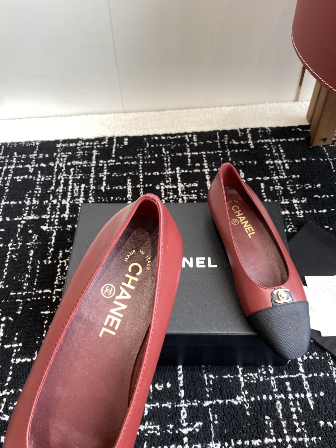 代购级
CHANEL小香 25ss 春夏 芭蕾舞鞋 宛如女神脖子上的项链,上脚包裹性非常好,上脚跟显瘦,