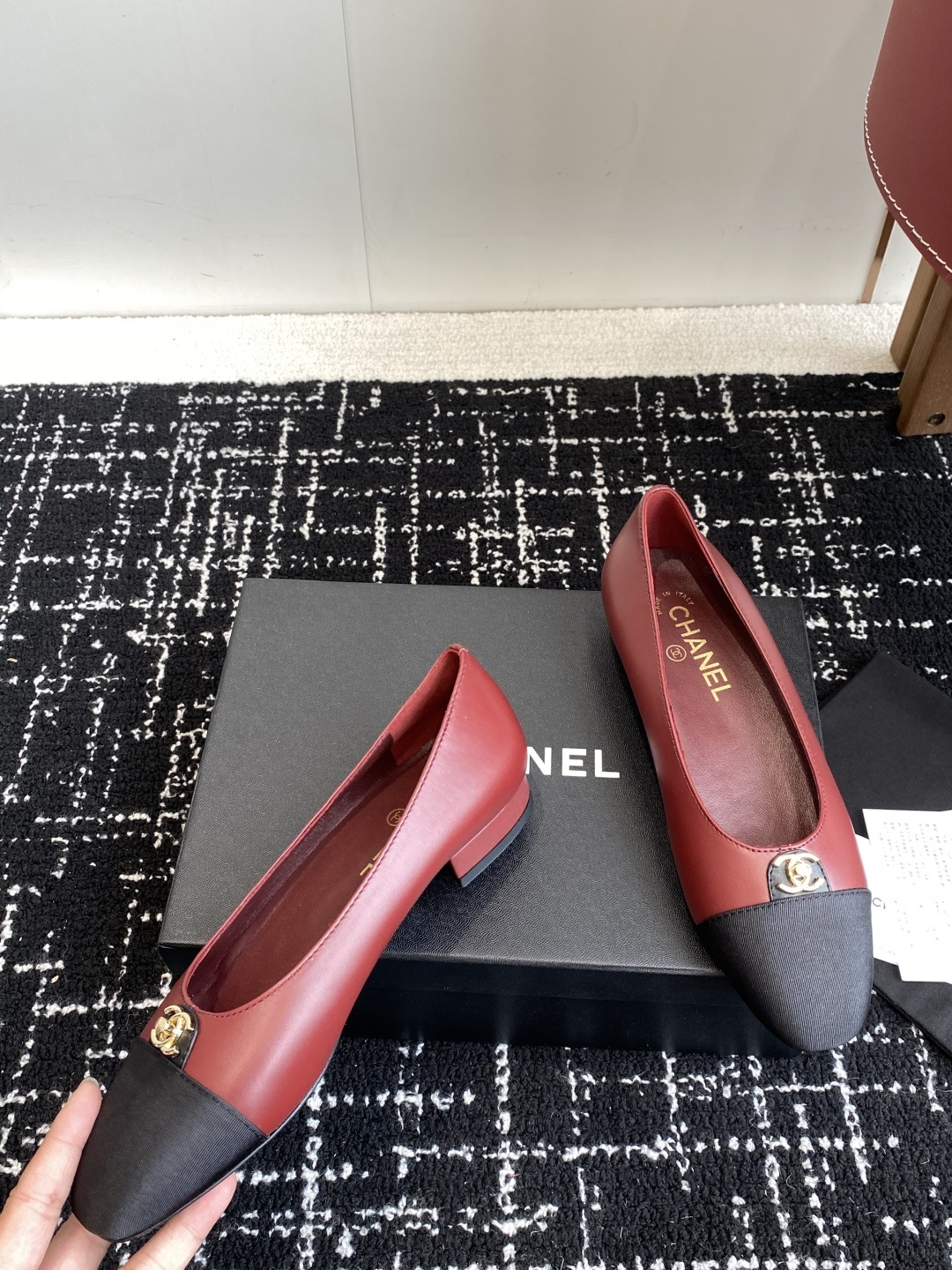 代购级
CHANEL小香 25ss 春夏 芭蕾舞鞋 宛如女神脖子上的项链,上脚包裹性非常好,上脚跟显瘦,
