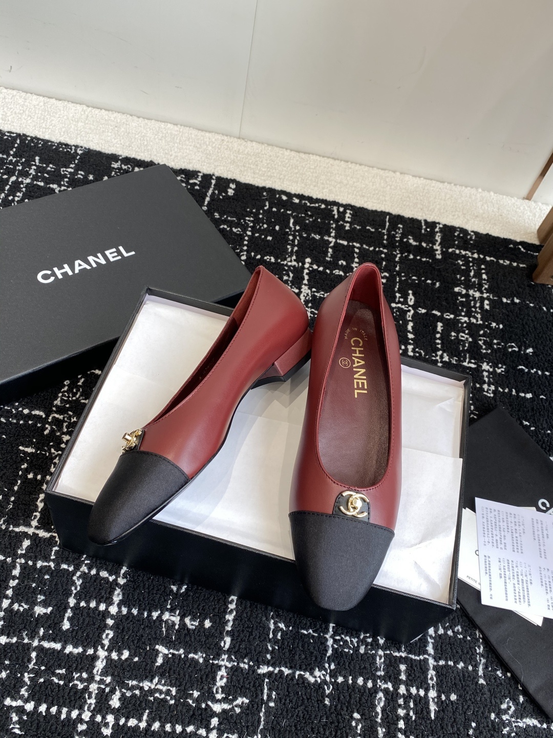 代购级
CHANEL小香 25ss 春夏 芭蕾舞鞋 宛如女神脖子上的项链,上脚包裹性非常好,上脚跟显瘦,
