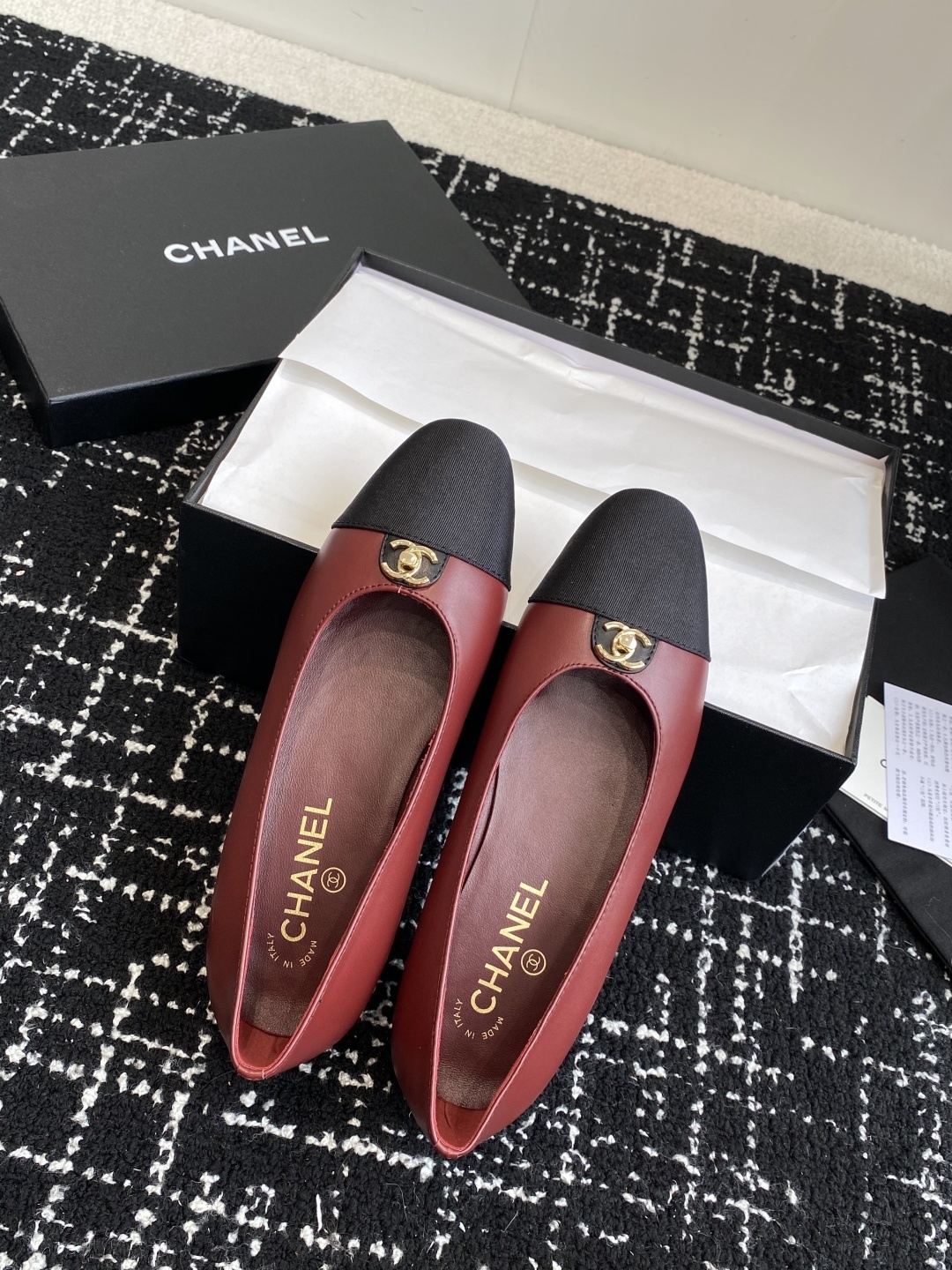 代购级
CHANEL小香 25ss 春夏 芭蕾舞鞋 宛如女神脖子上的项链,上脚包裹性非常好,上脚跟显瘦,