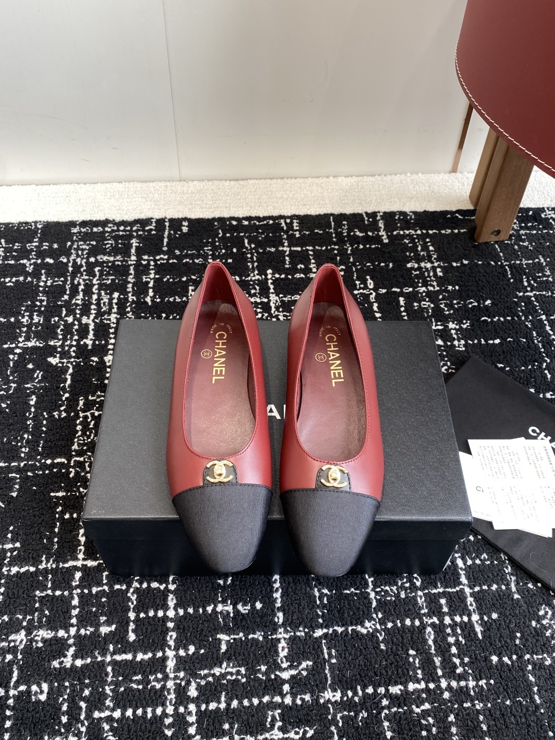 代购级
CHANEL小香 25ss 春夏 芭蕾舞鞋 宛如女神脖子上的项链,上脚包裹性非常好,上脚跟显瘦,