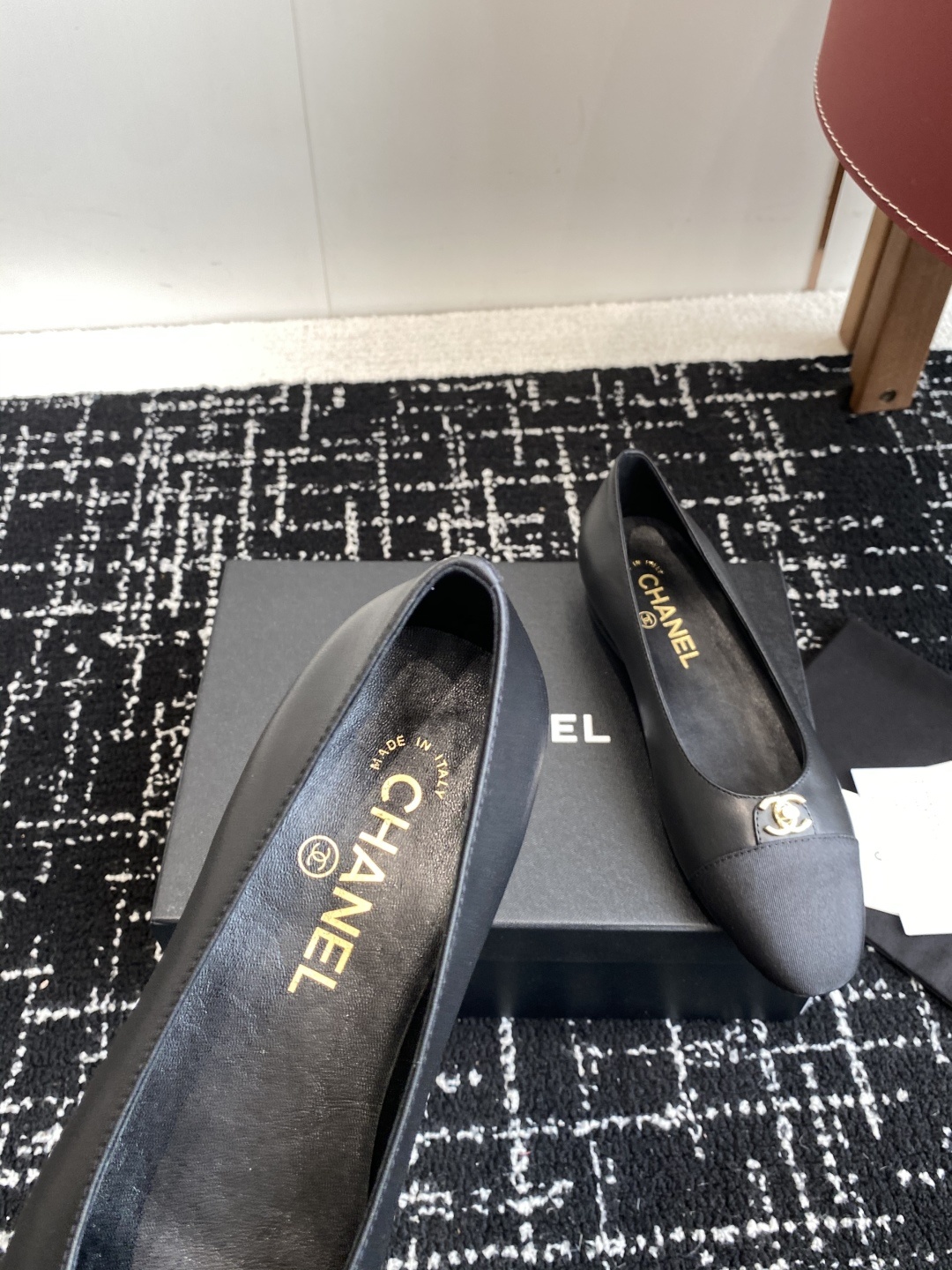 代购级
CHANEL小香 25ss 春夏 芭蕾舞鞋 宛如女神脖子上的项链,上脚包裹性非常好,上脚跟显瘦,
