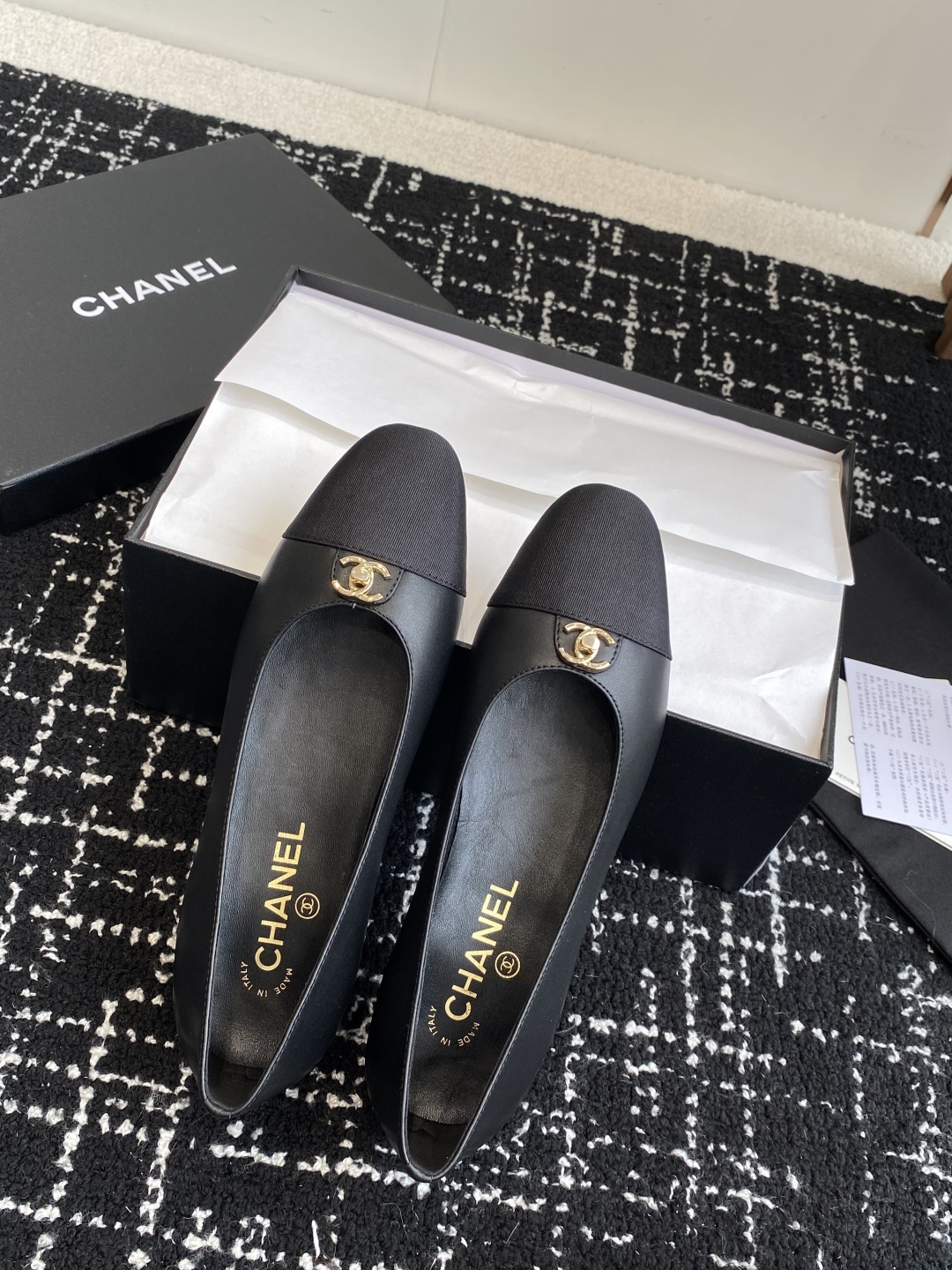 代购级
CHANEL小香 25ss 春夏 芭蕾舞鞋 宛如女神脖子上的项链,上脚包裹性非常好,上脚跟显瘦,