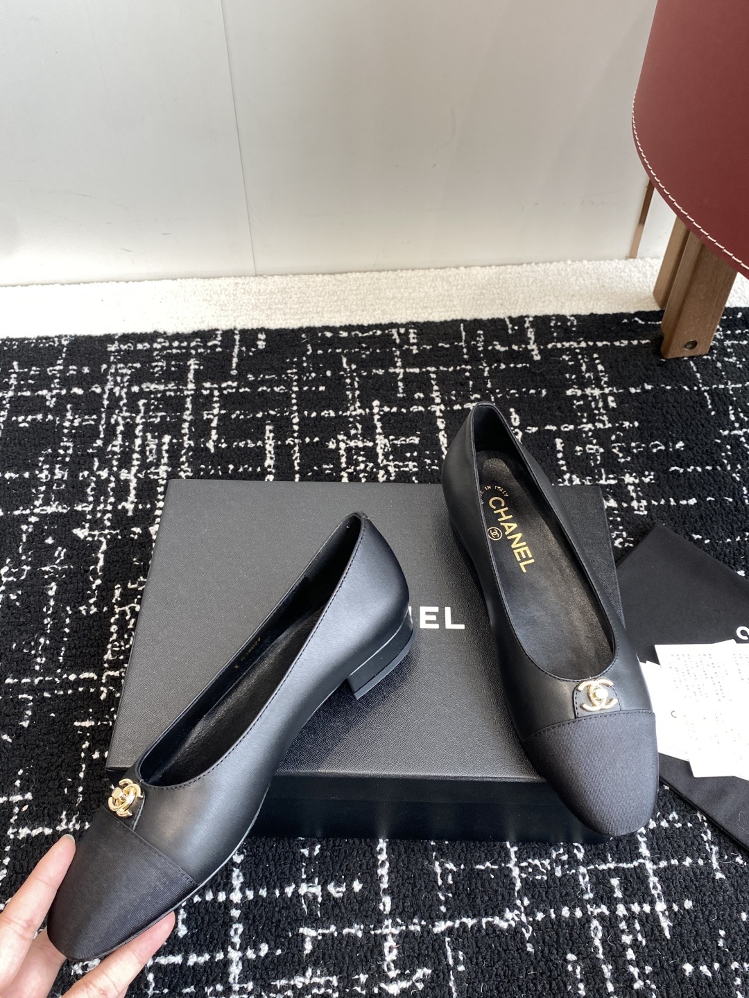 代购级
CHANEL小香 25ss 春夏 芭蕾舞鞋 宛如女神脖子上的项链,上脚包裹性非常好,上脚跟显瘦,