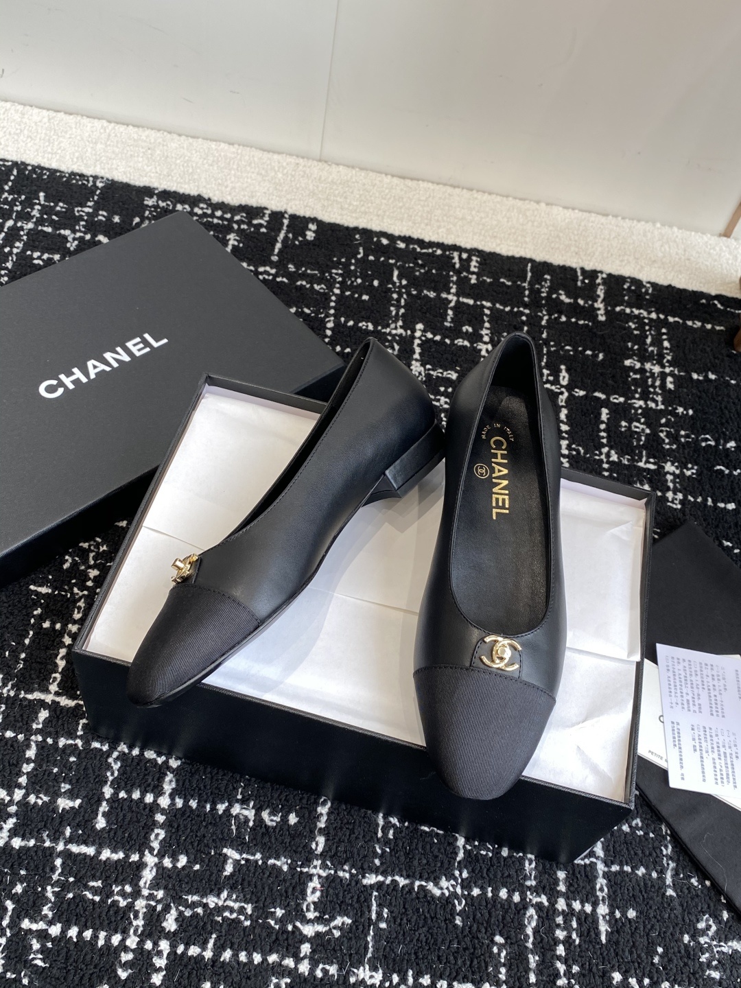 代购级
CHANEL小香 25ss 春夏 芭蕾舞鞋 宛如女神脖子上的项链,上脚包裹性非常好,上脚跟显瘦,
