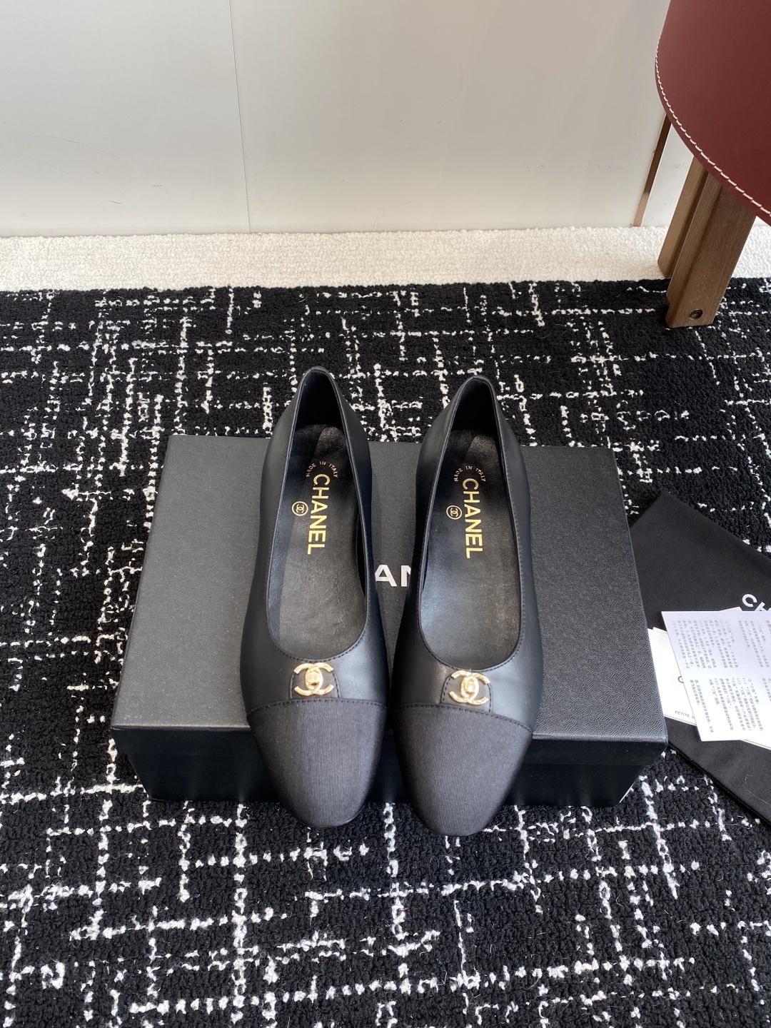代购级
CHANEL小香 25ss 春夏 芭蕾舞鞋 宛如女神脖子上的项链,上脚包裹性非常好,上脚跟显瘦,