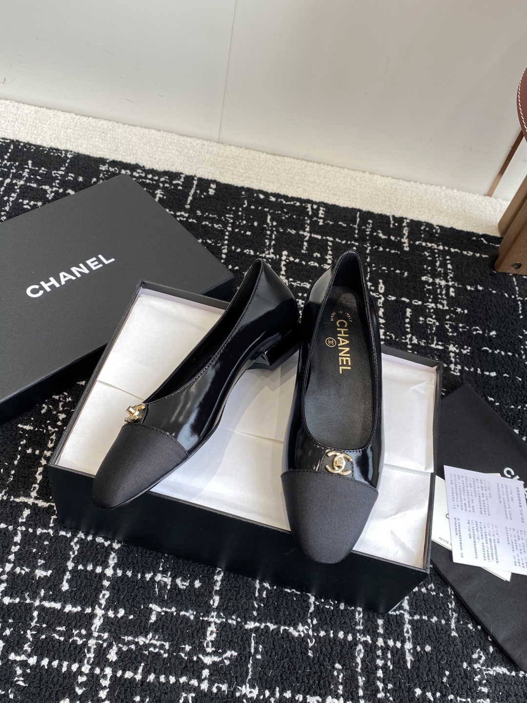 代购级
CHANEL小香 25ss 春夏 芭蕾舞鞋 宛如女神脖子上的项链,上脚包裹性非常好,上脚跟显瘦,