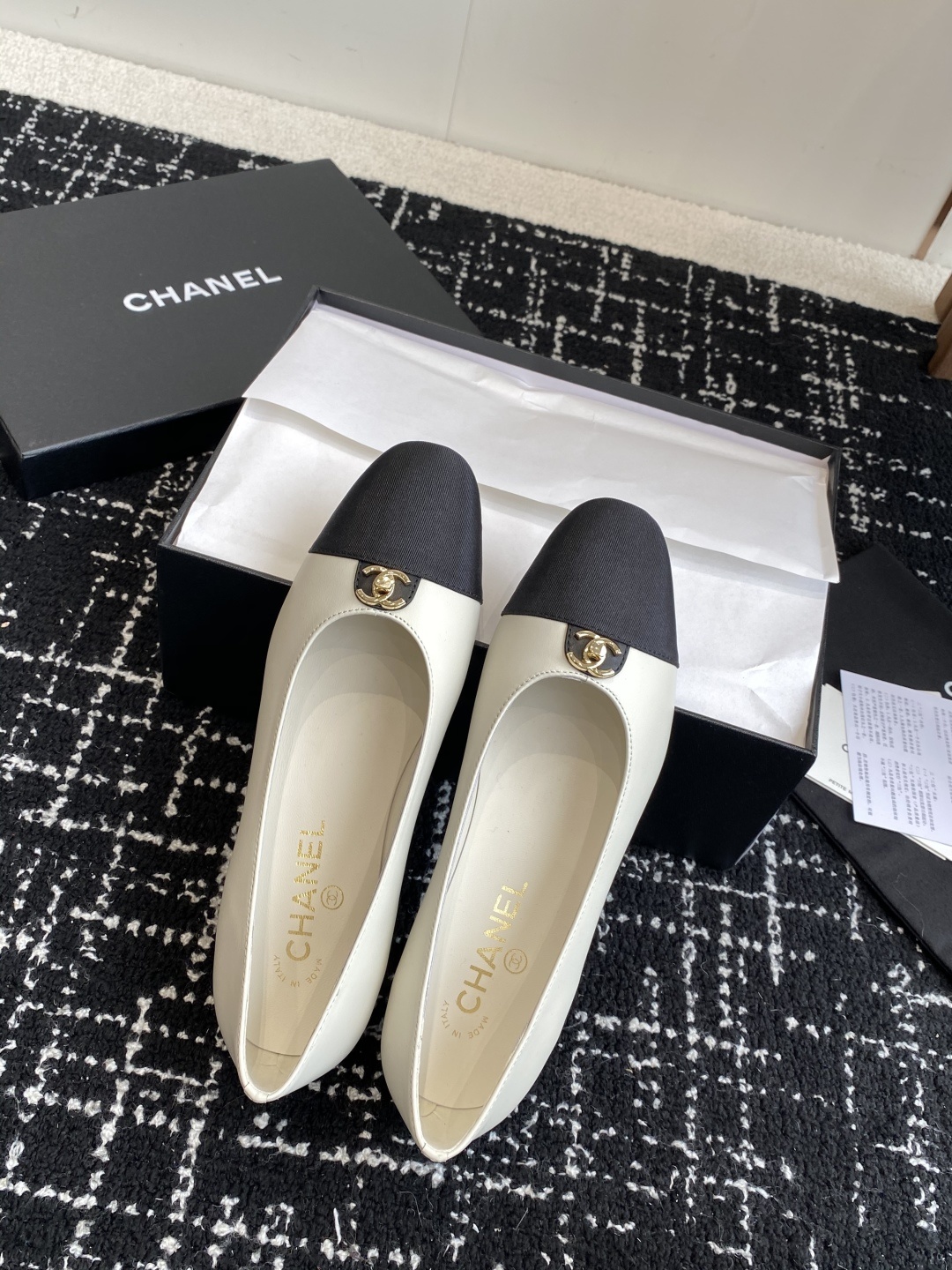 代购级
CHANEL小香 25ss 春夏 芭蕾舞鞋 宛如女神脖子上的项链,上脚包裹性非常好,上脚跟显瘦,