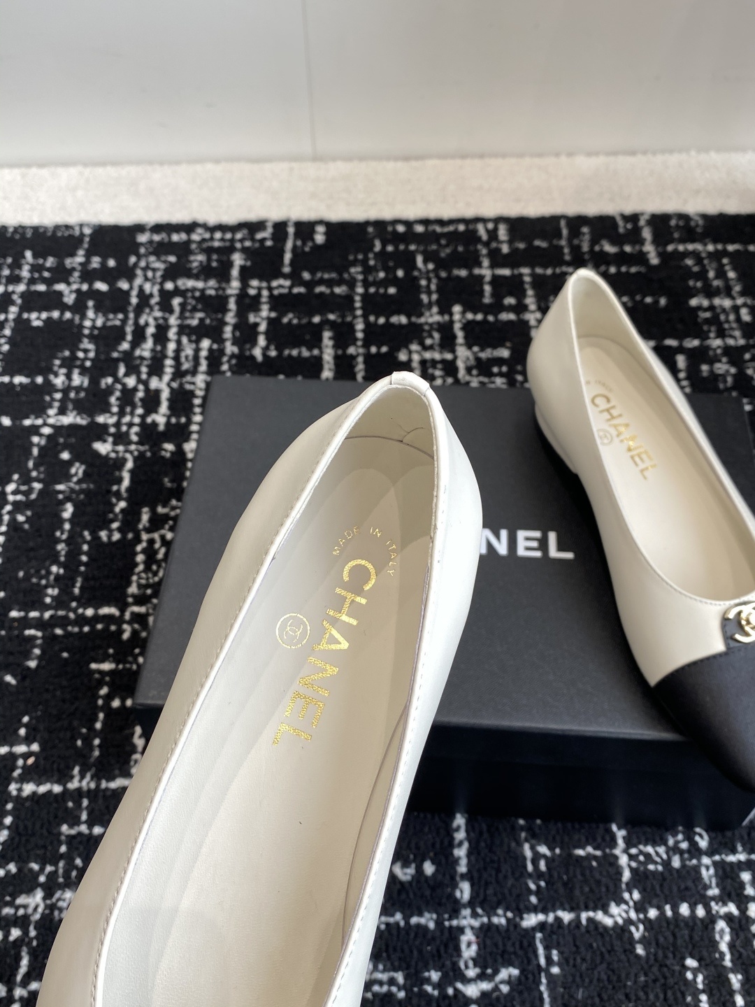 代购级
CHANEL小香 25ss 春夏 芭蕾舞鞋 宛如女神脖子上的项链,上脚包裹性非常好,上脚跟显瘦,