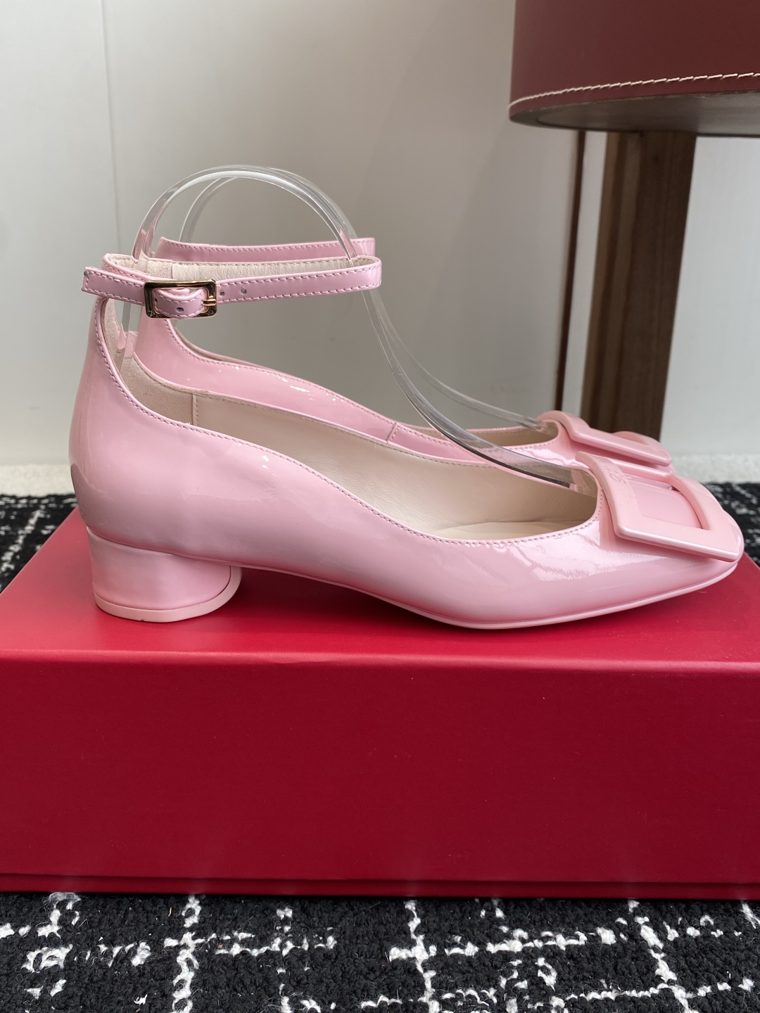 代购级
Roger Vivier RV 25ss 新款 烤漆方扣单鞋

始创于1965年，Roger V