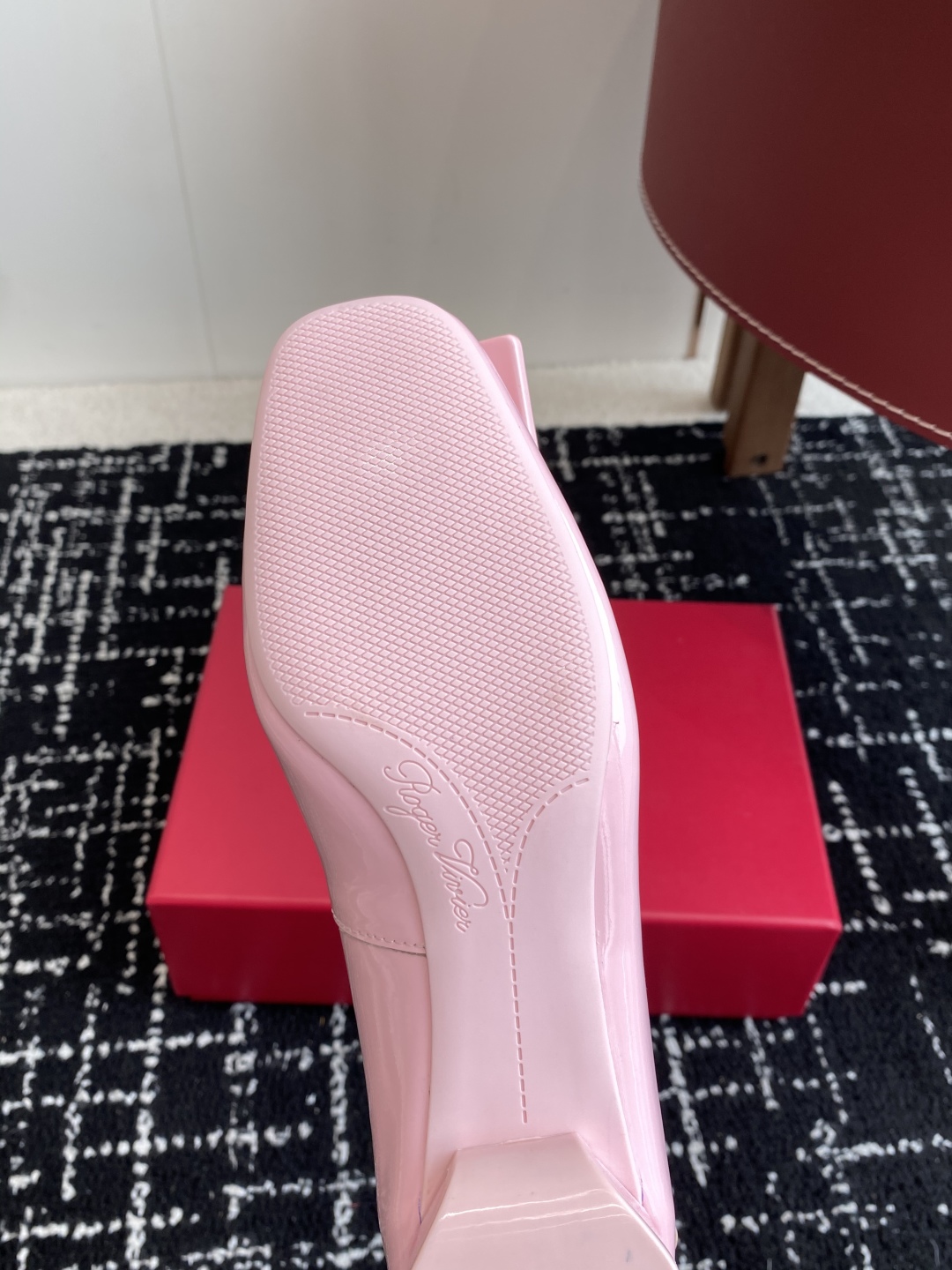 代购级
Roger Vivier RV 25ss 新款 烤漆方扣单鞋

始创于1965年，Roger V