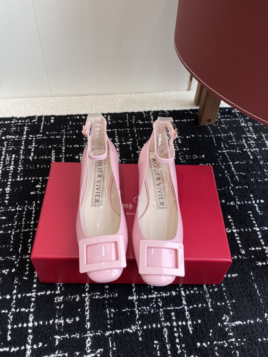 代购级
Roger Vivier RV 25ss 新款 烤漆方扣单鞋

始创于1965年，Roger V