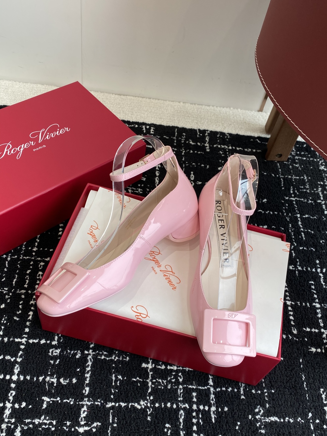 代购级
Roger Vivier RV 25ss 新款 烤漆方扣单鞋

始创于1965年，Roger V
