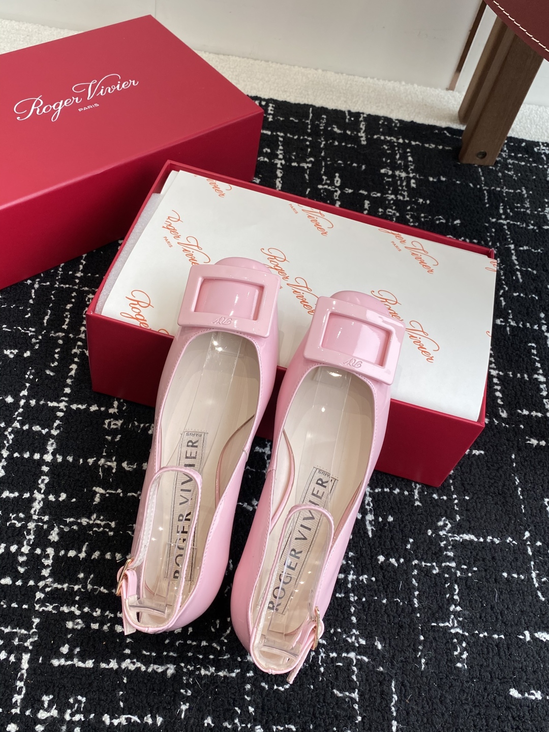 代购级
Roger Vivier RV 25ss 新款 烤漆方扣单鞋

始创于1965年，Roger V