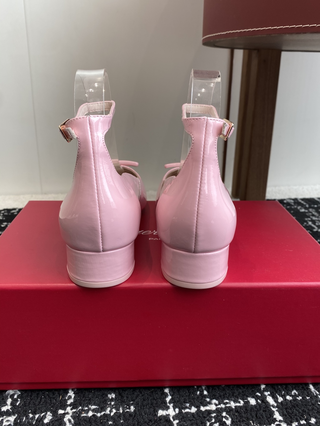代购级
Roger Vivier RV 25ss 新款 烤漆方扣单鞋

始创于1965年，Roger V