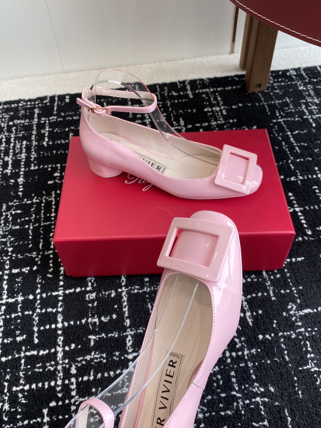 代购级
Roger Vivier RV 25ss 新款 烤漆方扣单鞋

始创于1965年，Roger V