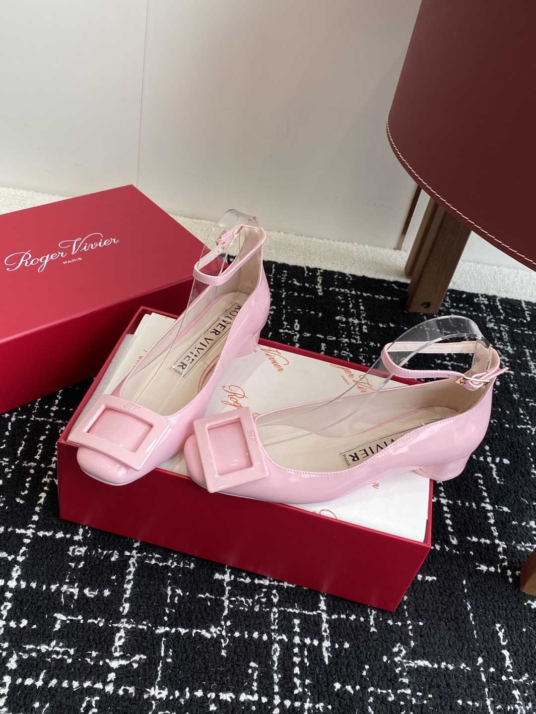 代购级
Roger Vivier RV 25ss 新款 烤漆方扣单鞋

始创于1965年，Roger V