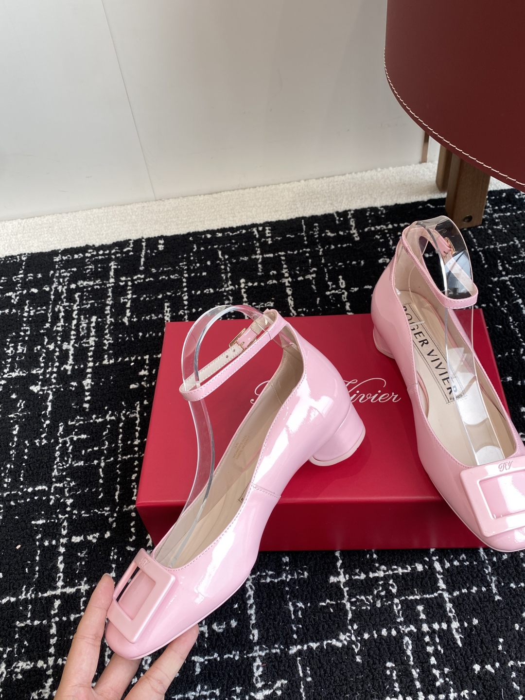 代购级
Roger Vivier RV 25ss 新款 烤漆方扣单鞋

始创于1965年，Roger V