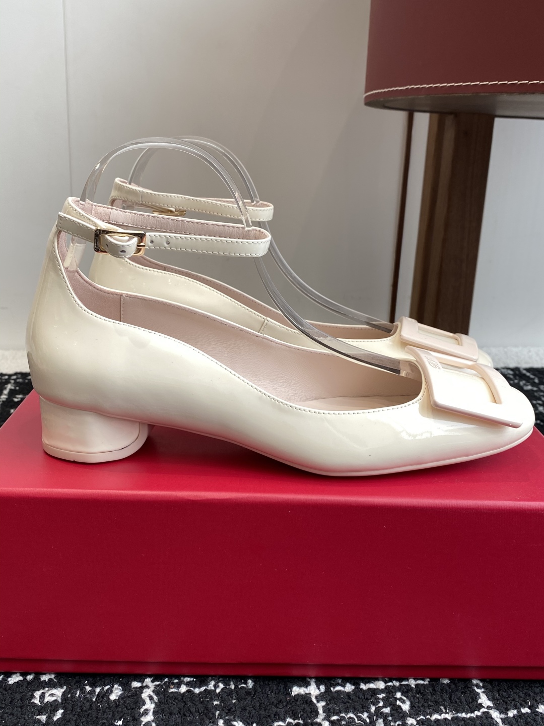 代购级
Roger Vivier RV 25ss 新款 烤漆方扣单鞋

始创于1965年，Roger V