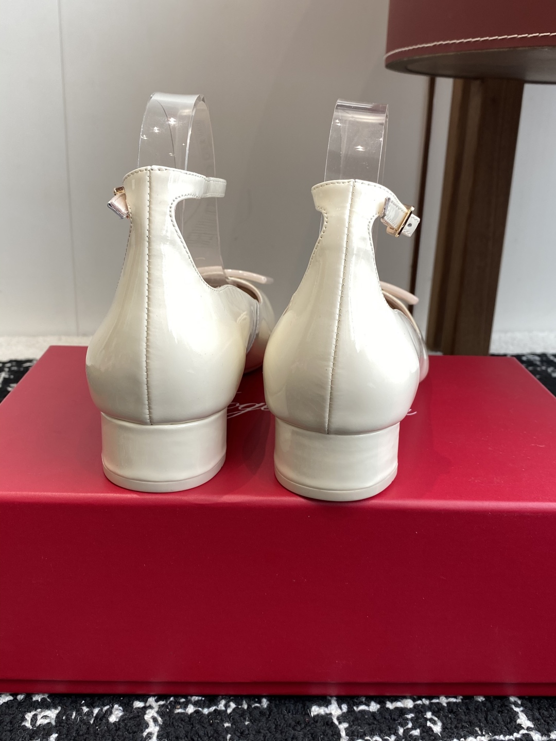 代购级
Roger Vivier RV 25ss 新款 烤漆方扣单鞋

始创于1965年，Roger V