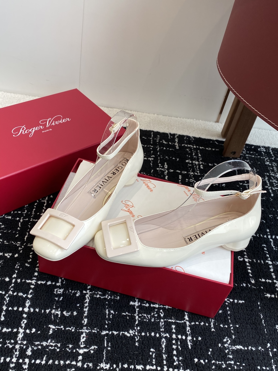 代购级
Roger Vivier RV 25ss 新款 烤漆方扣单鞋

始创于1965年，Roger V
