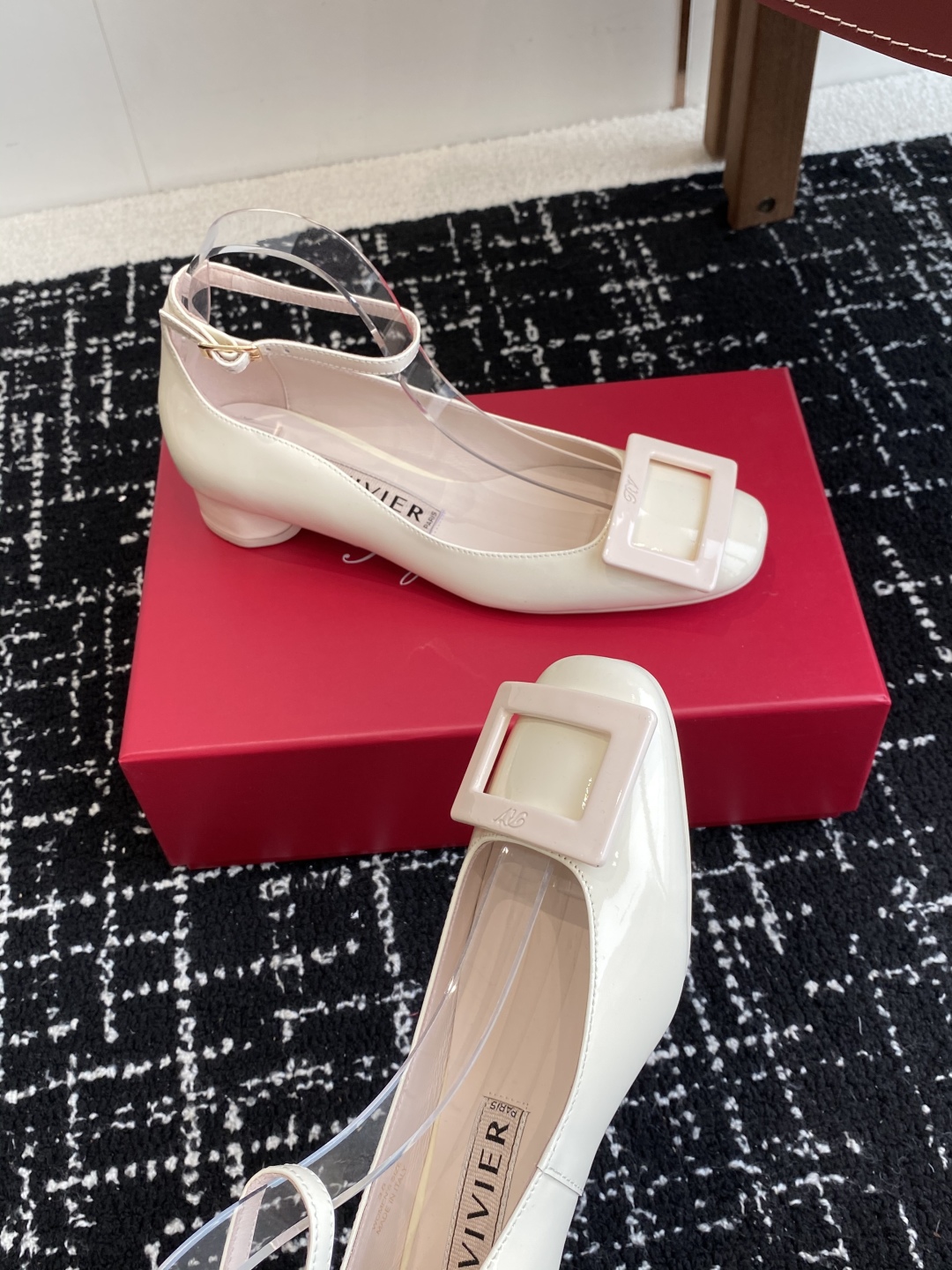 代购级
Roger Vivier RV 25ss 新款 烤漆方扣单鞋

始创于1965年，Roger V