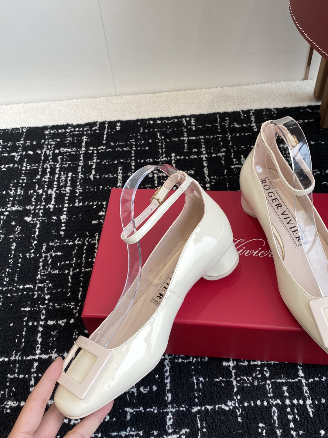代购级
Roger Vivier RV 25ss 新款 烤漆方扣单鞋

始创于1965年，Roger V