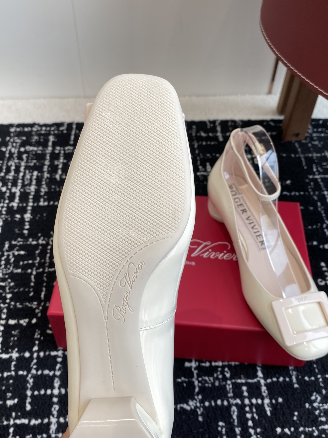 代购级
Roger Vivier RV 25ss 新款 烤漆方扣单鞋

始创于1965年，Roger V