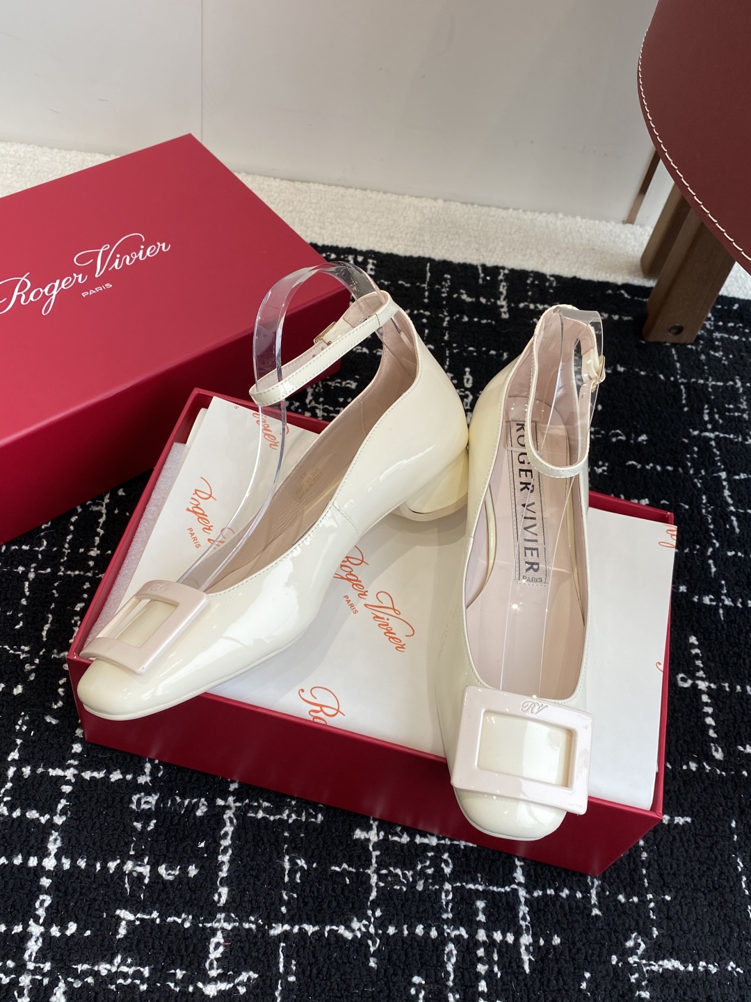 代购级
Roger Vivier RV 25ss 新款 烤漆方扣单鞋

始创于1965年，Roger V