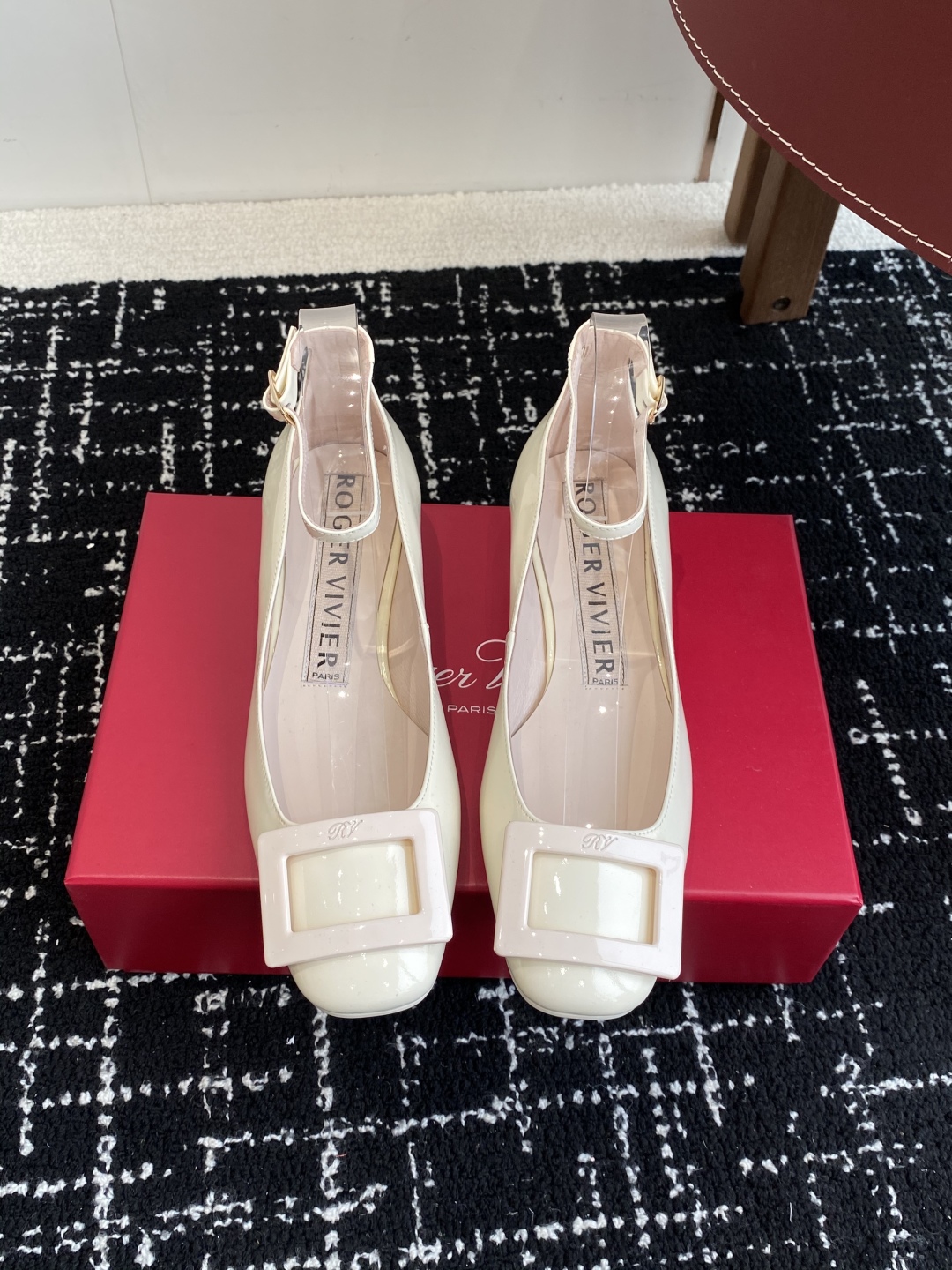 代购级
Roger Vivier RV 25ss 新款 烤漆方扣单鞋

始创于1965年，Roger V
