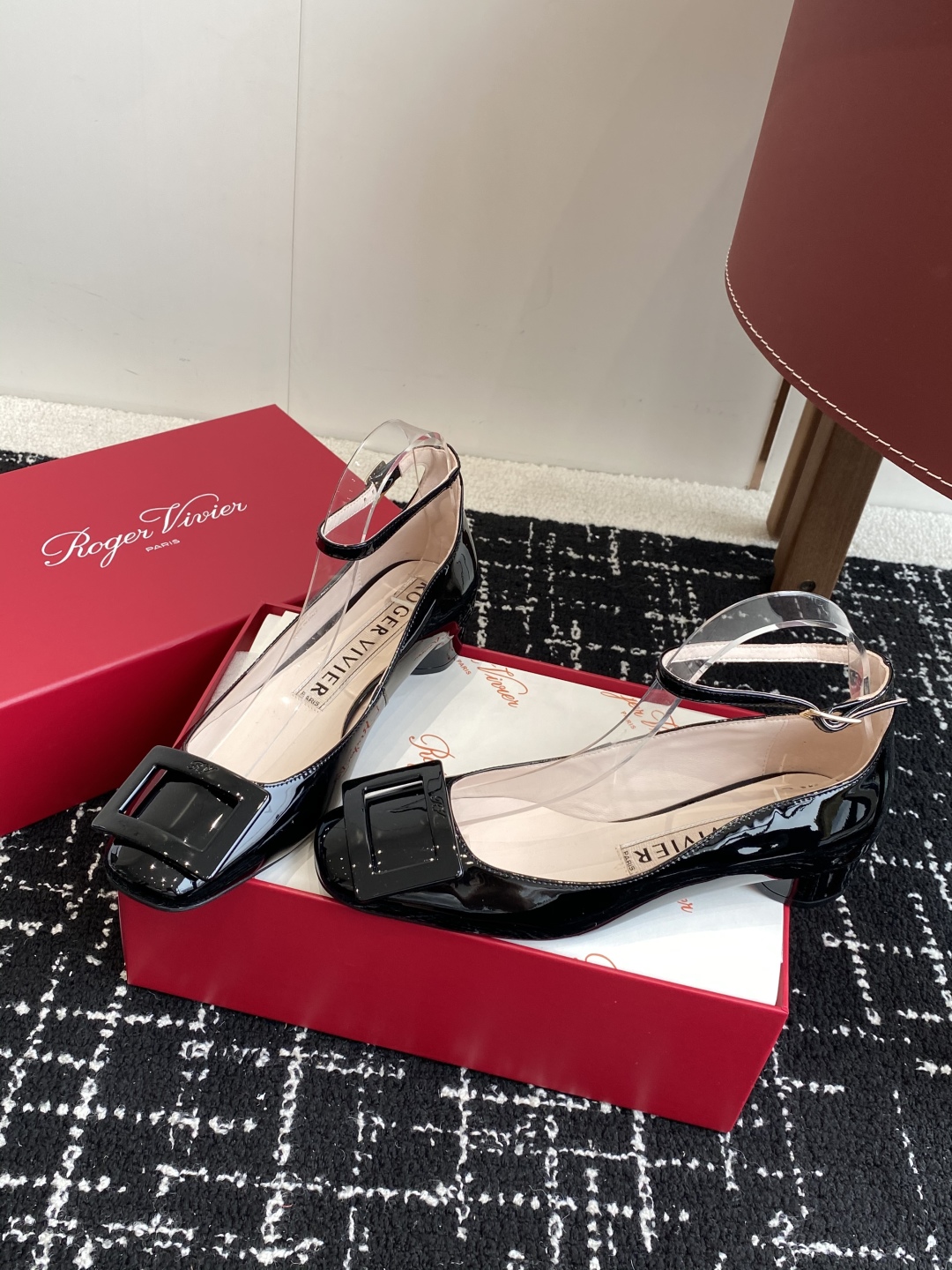 代购级
Roger Vivier RV 25ss 新款 烤漆方扣单鞋

始创于1965年，Roger V