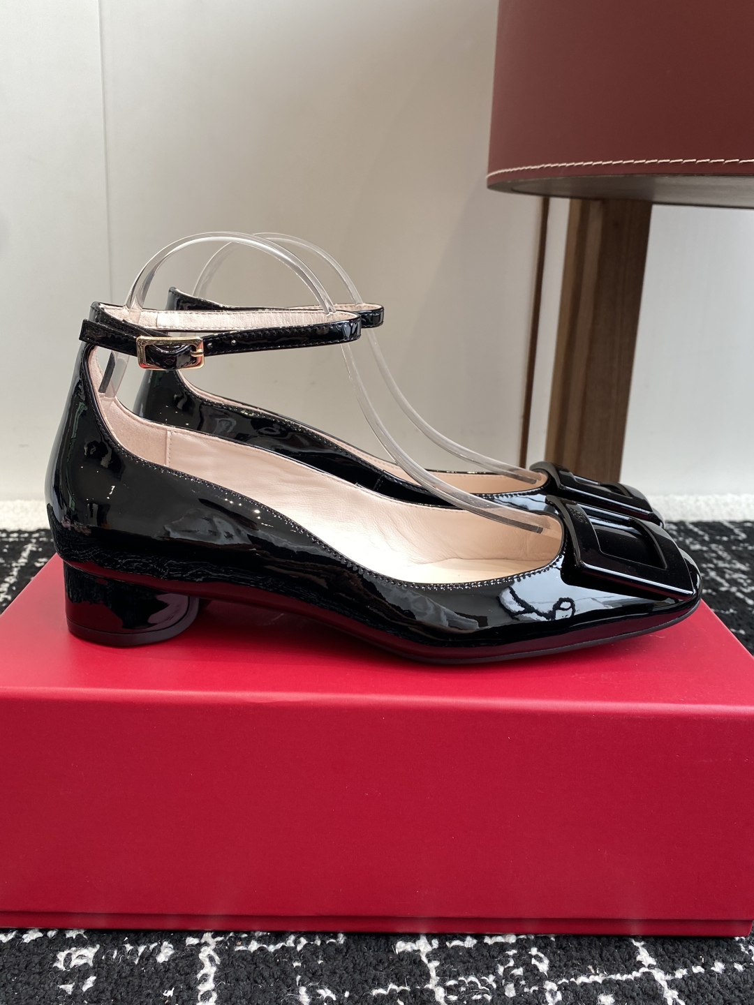 代购级
Roger Vivier RV 25ss 新款 烤漆方扣单鞋

始创于1965年，Roger V