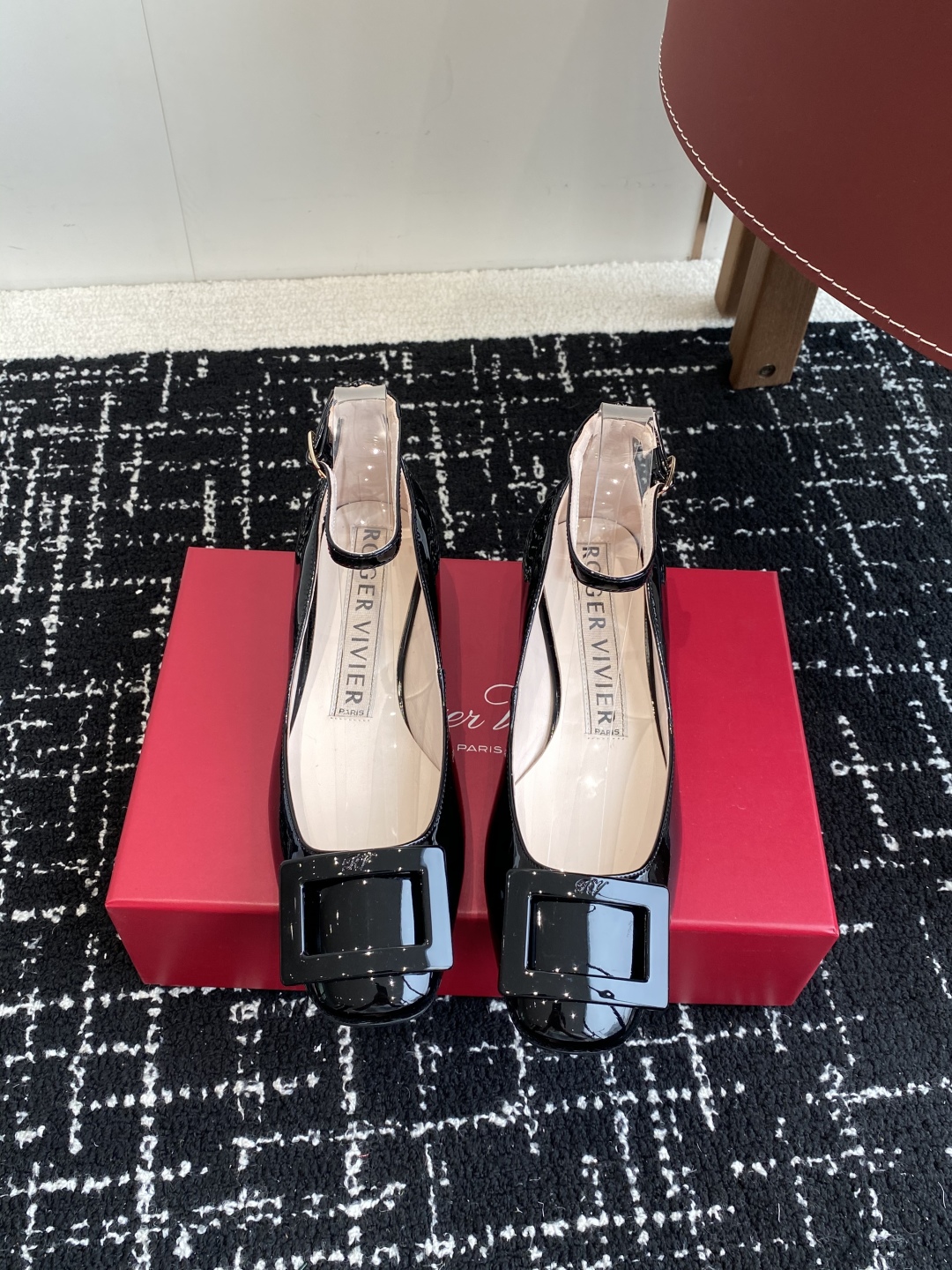 代购级
Roger Vivier RV 25ss 新款 烤漆方扣单鞋

始创于1965年，Roger V