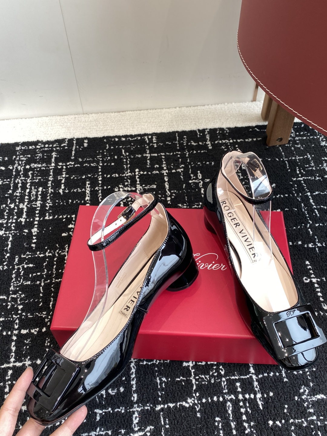 代购级
Roger Vivier RV 25ss 新款 烤漆方扣单鞋

始创于1965年，Roger V