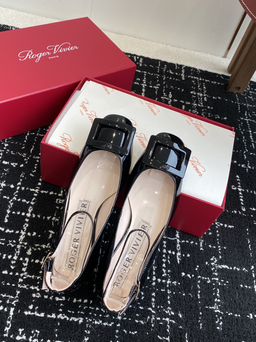 代购级
Roger Vivier RV 25ss 新款 烤漆方扣单鞋

始创于1965年，Roger V