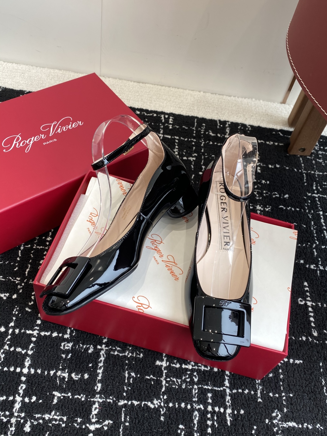 代购级
Roger Vivier RV 25ss 新款 烤漆方扣单鞋

始创于1965年，Roger V
