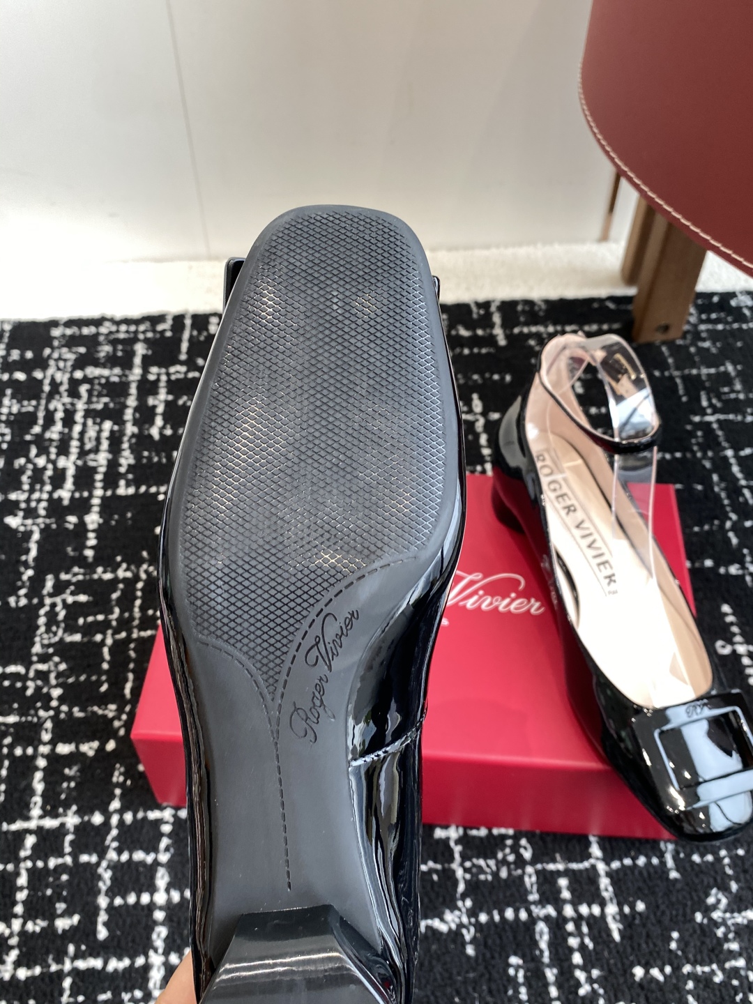 代购级
Roger Vivier RV 25ss 新款 烤漆方扣单鞋

始创于1965年，Roger V