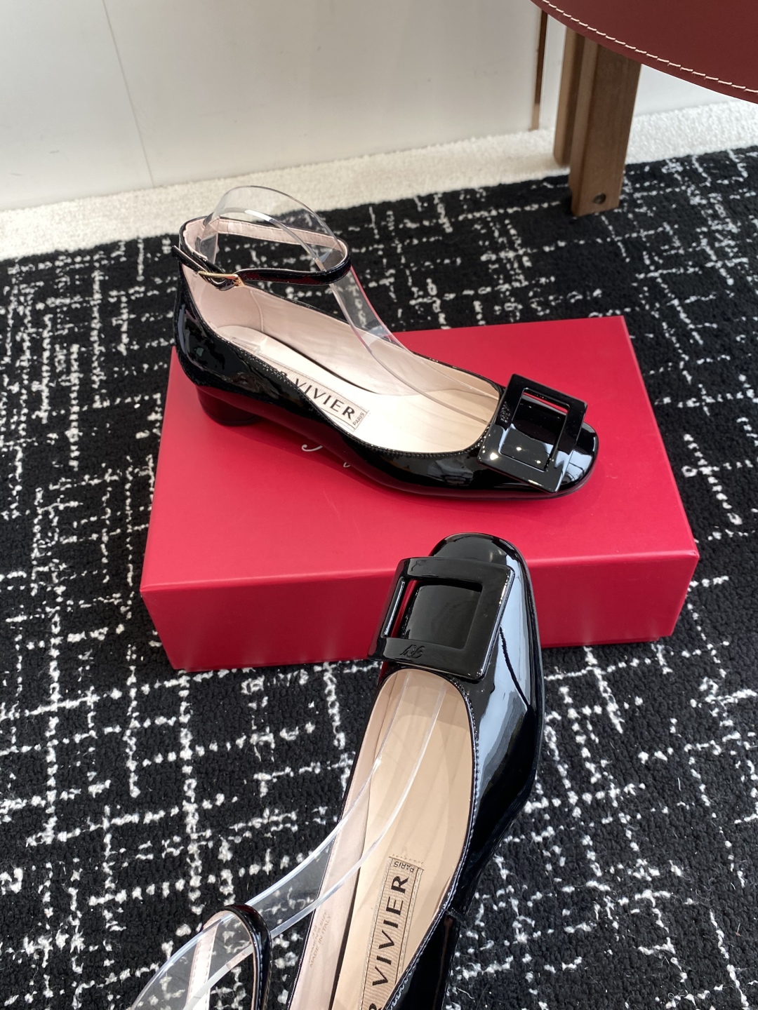 代购级
Roger Vivier RV 25ss 新款 烤漆方扣单鞋

始创于1965年，Roger V