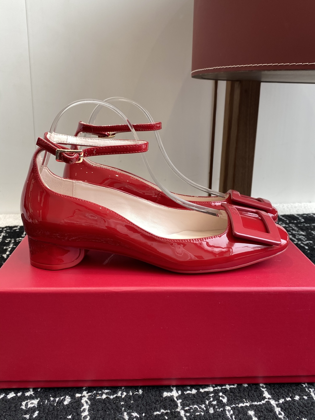 代购级
Roger Vivier RV 25ss 新款 烤漆方扣单鞋

始创于1965年，Roger V